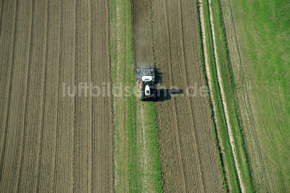 Laußig von oben - Traktor und Mähdrescher auf landwirtschaftlichen Feldern in Laußig im Bundesland Sachsen