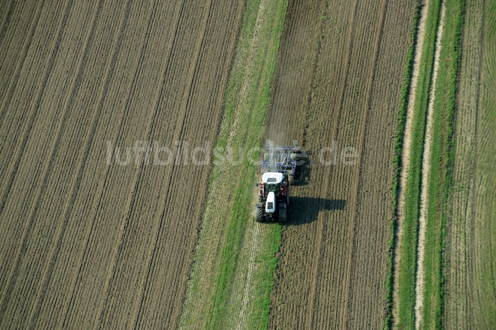 Laußig von oben - Traktor und Mähdrescher auf landwirtschaftlichen Feldern in Laußig im Bundesland Sachsen