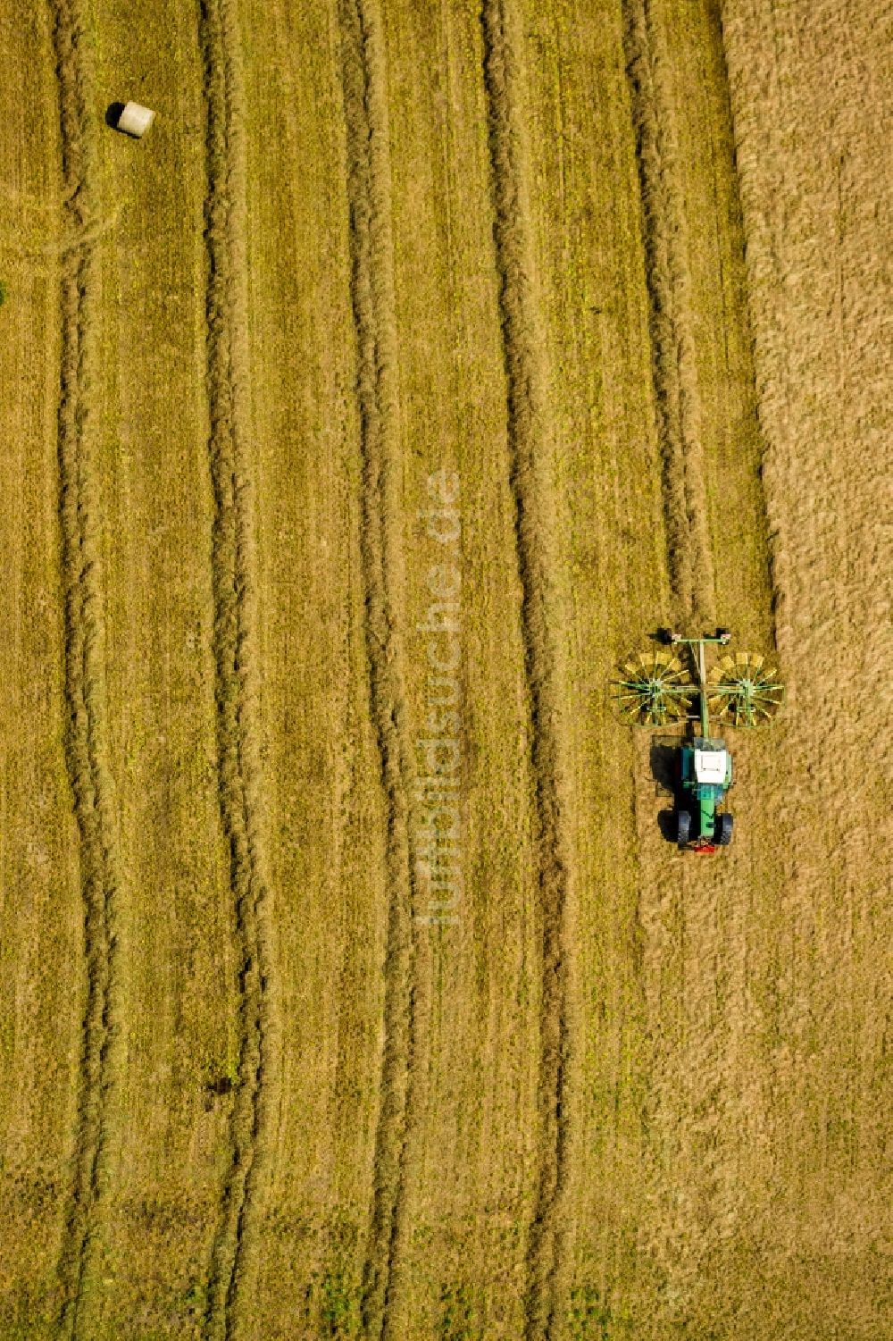 Luftbild Sprockhövel - Traktor mit Strohsammler und Getreide- Strohreihen auf einem abgeernteten Feld zur Kornernte bei Sprockhövel im Bundesland Nordrhein-Westfalen