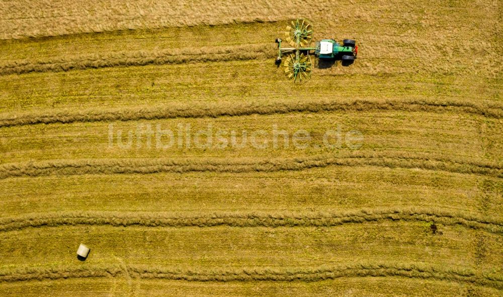 Sprockhövel von oben - Traktor mit Strohsammler und Getreide- Strohreihen auf einem abgeernteten Feld zur Kornernte bei Sprockhövel im Bundesland Nordrhein-Westfalen