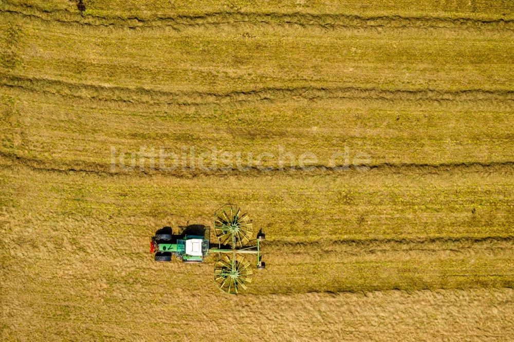 Sprockhövel aus der Vogelperspektive: Traktor mit Strohsammler und Getreide- Strohreihen auf einem abgeernteten Feld zur Kornernte bei Sprockhövel im Bundesland Nordrhein-Westfalen