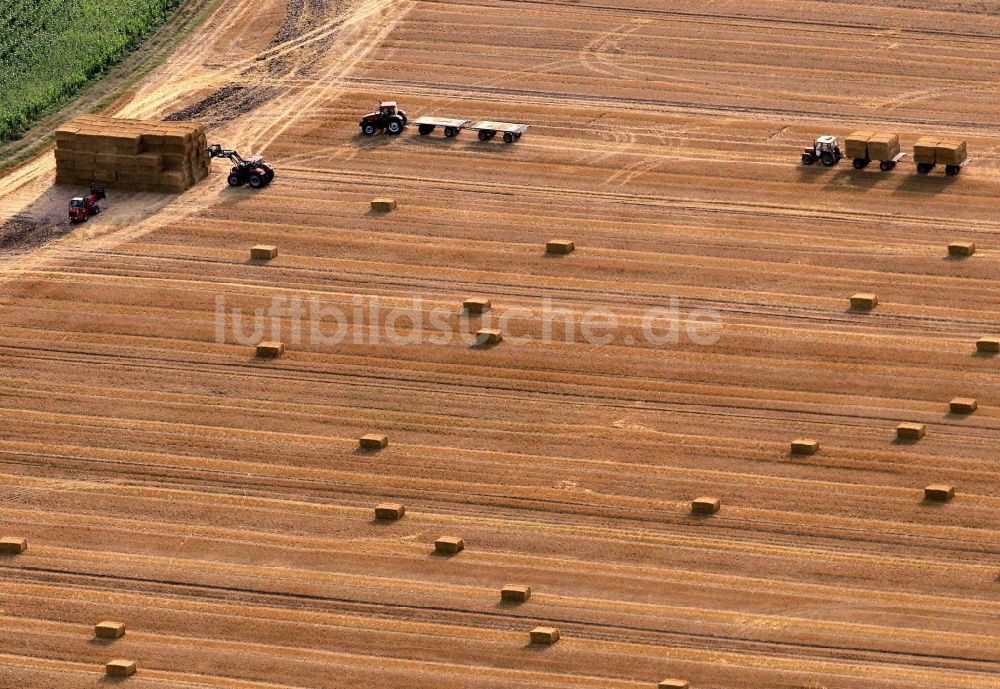 Luftaufnahme Kleinrettbach - Traktoren bei der Ernte auf einem Feld bei Kleinrettbach in Thüringen