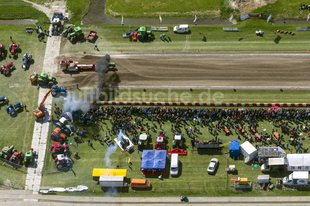 Hensbroek von oben - Traktorpulling Fest in Hensbroek in Nordholland in Holland / Niederlande