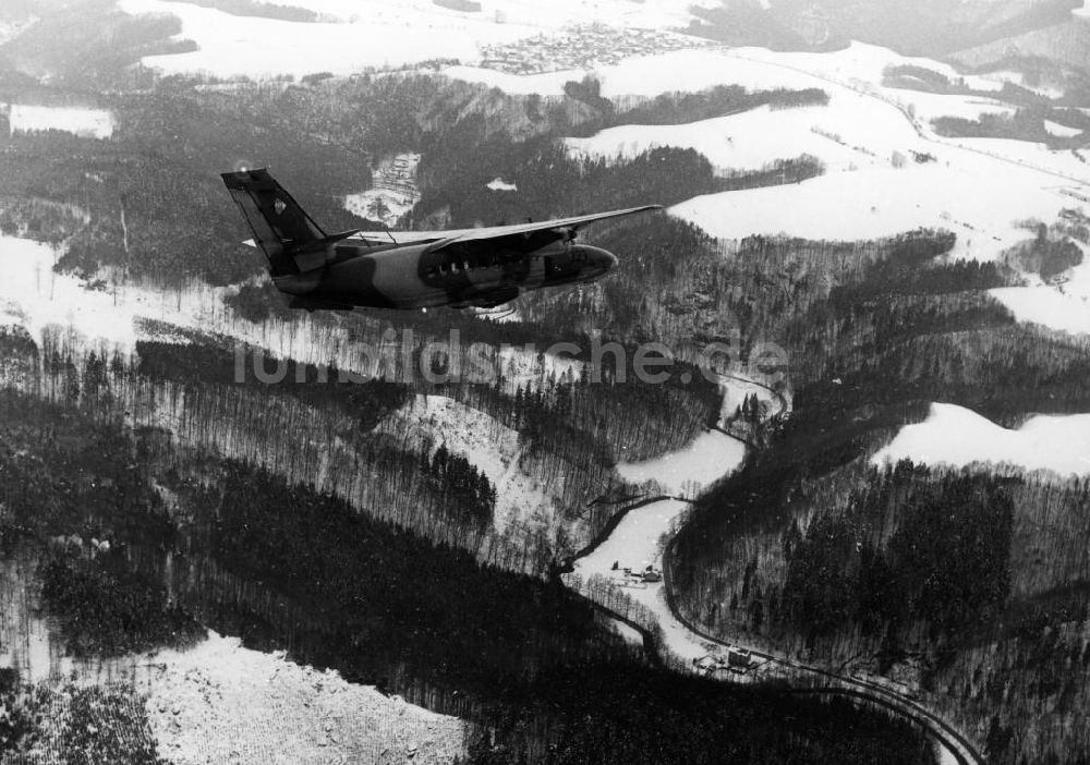 KAMENZ von oben - Transport- und Verbindungsflugzeug L410 UVP der NVA mit der taktischen Kennzeichnung 323 nach dem Start vom Flugplatz Kamenz