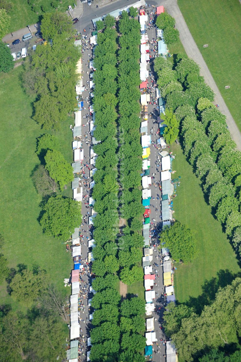 Erfurt von oben - Trödelmarkt in der Seevorstadt in Erfurt