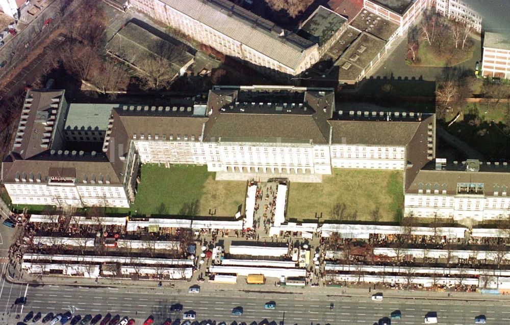 Berlin - Charlottenburg aus der Vogelperspektive: Trödelmarkt an der Straße des 17. Juni in Berlin-Charlottenburg.