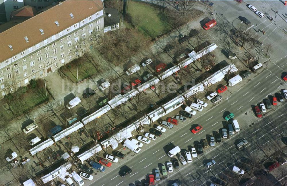 Berlin - Charlottenburg von oben - Trödelmarkt an der Straße des 17. Juni am Salzufer in Berlin-Charlottenburg.