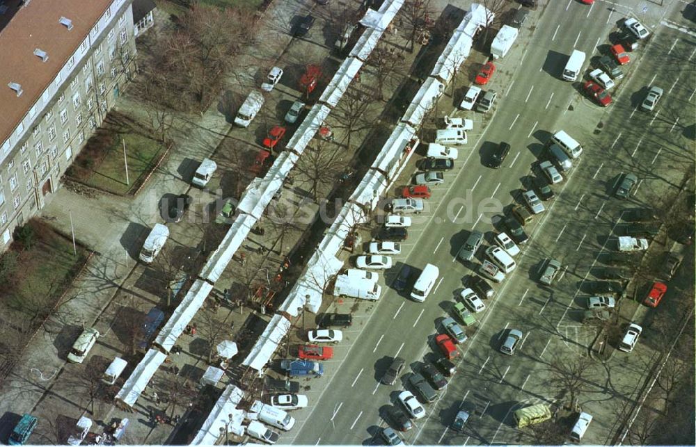 Berlin - Charlottenburg aus der Vogelperspektive: Trödelmarkt an der Straße des 17. Juni am Salzufer in Berlin-Charlottenburg.