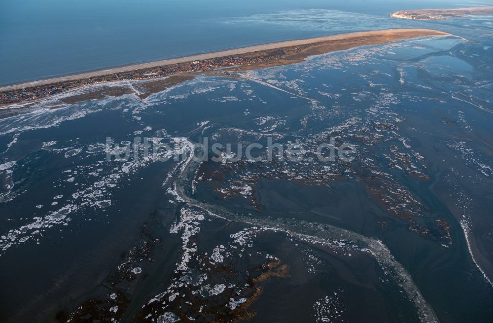 Luftbild Juist - Treibeis - Schollen im Wattenmeer der Nordsee vor der Insel Juist im Bundesland Niedersachsen, Deutschland