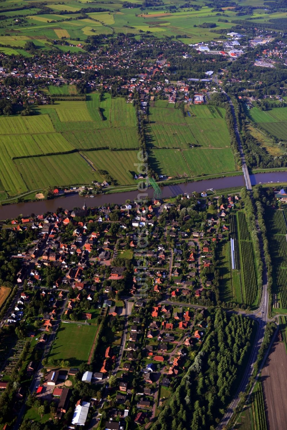 Luftbild Osten - Trennung der Orte Osten und Hemmoor durch Felder entlang des Fluß Oste im Bundesland Niedersachsen