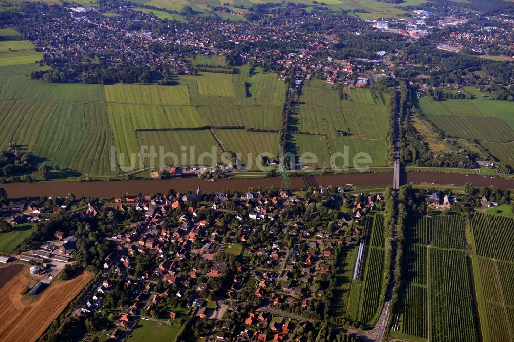 Luftaufnahme Osten - Trennung der Orte Osten und Hemmoor durch Felder entlang des Fluß Oste im Bundesland Niedersachsen