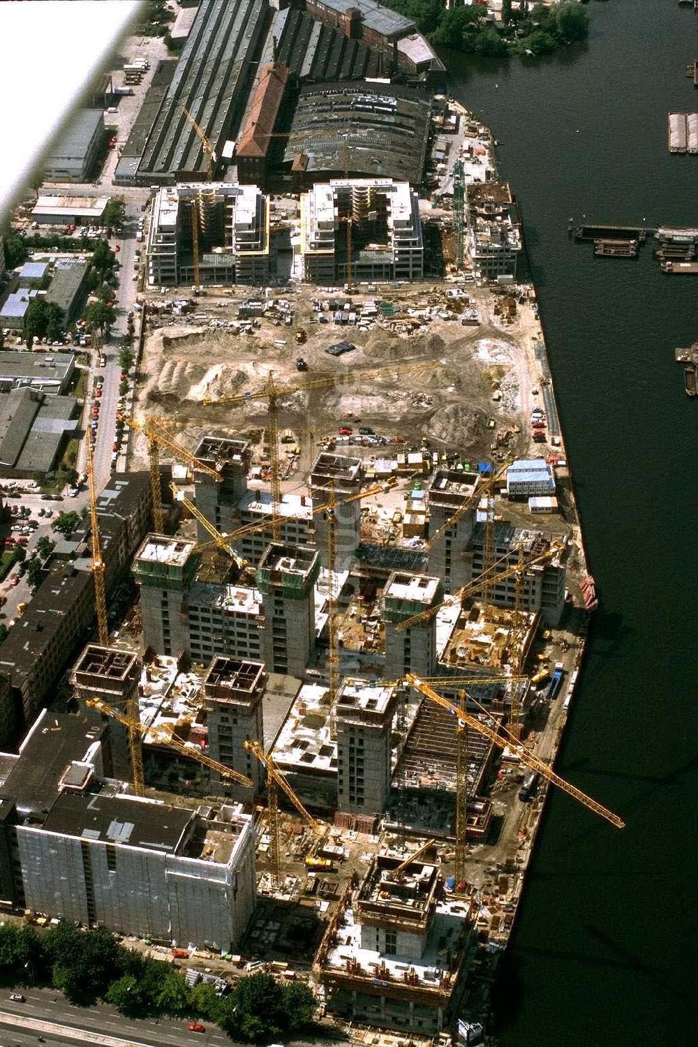 Berlin aus der Vogelperspektive: Treptowerbau an der Elsenbrücke