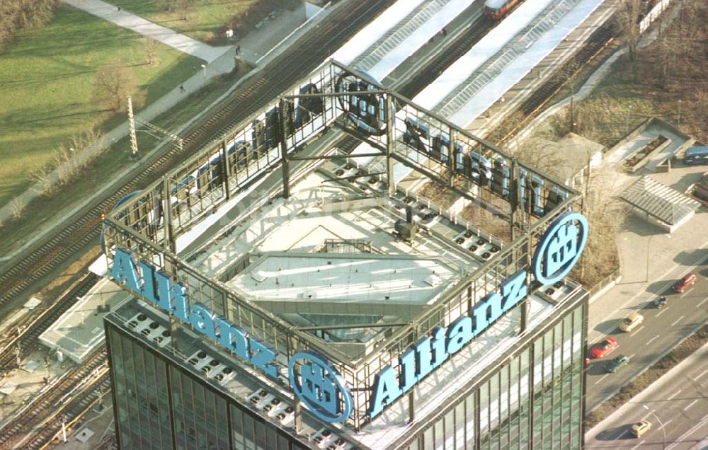 Luftaufnahme Berlin - Treptow - Treptowers-Bürogebäude an der Elsenbrücke in Berlin-Treptow.