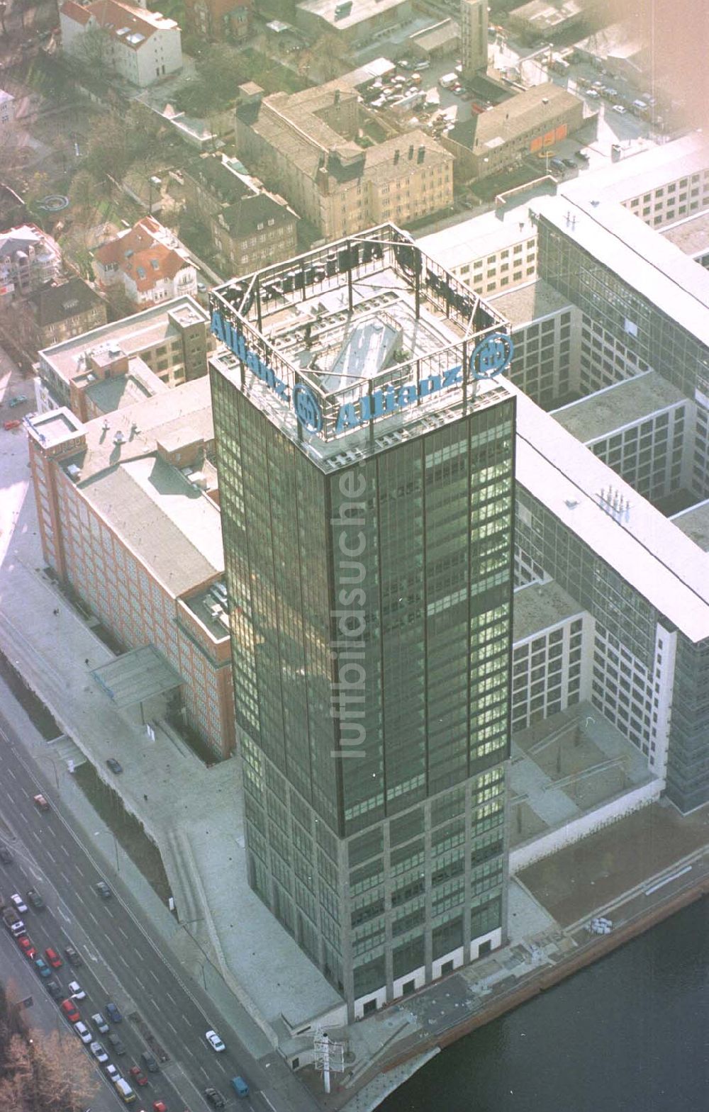 Luftaufnahme Berlin - Treptow - Treptowers-Bürokomplex der ALLIANZ-Grundstücksverwaltung in Berlin-Treptow.