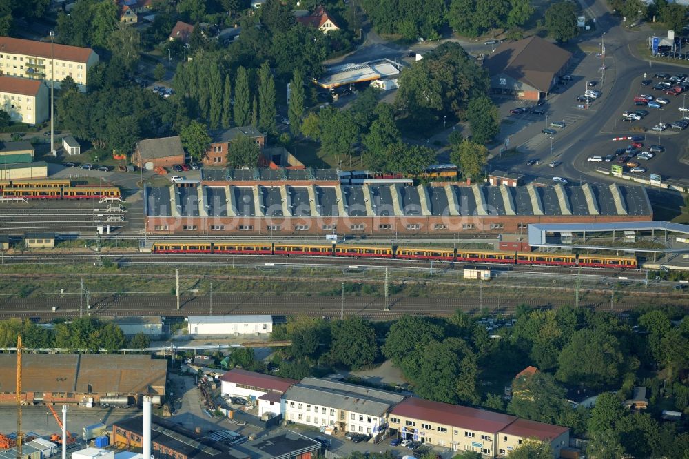 Erkner von oben - Triebwagenhalle, S-Bahn und Bahnhof in Erkner im Bundesland Brandenburg