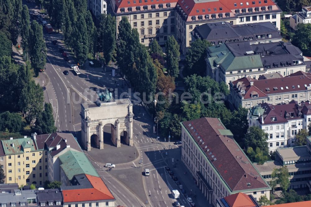 Luftbild München - Triumphbogen mit Quadriga des Siegestores an der Ludwigstraße und Leopoldstraße in München im Bundesland Bayern