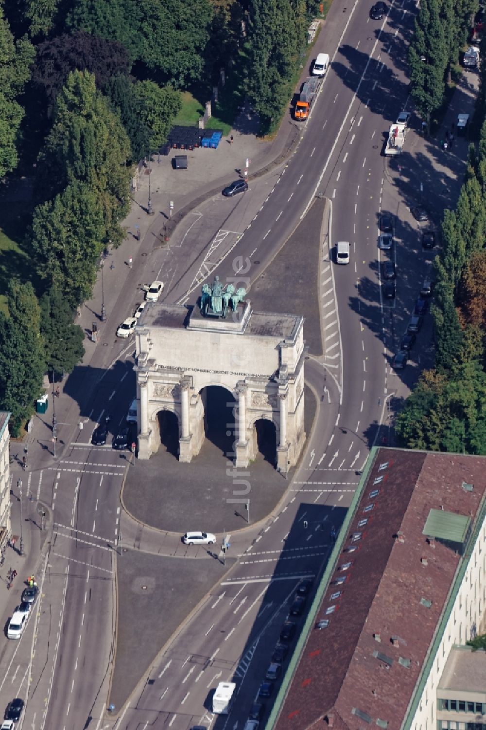 Luftaufnahme München - Triumphbogen mit Quadriga des Siegestores an der Ludwigstraße und Leopoldstraße in München im Bundesland Bayern