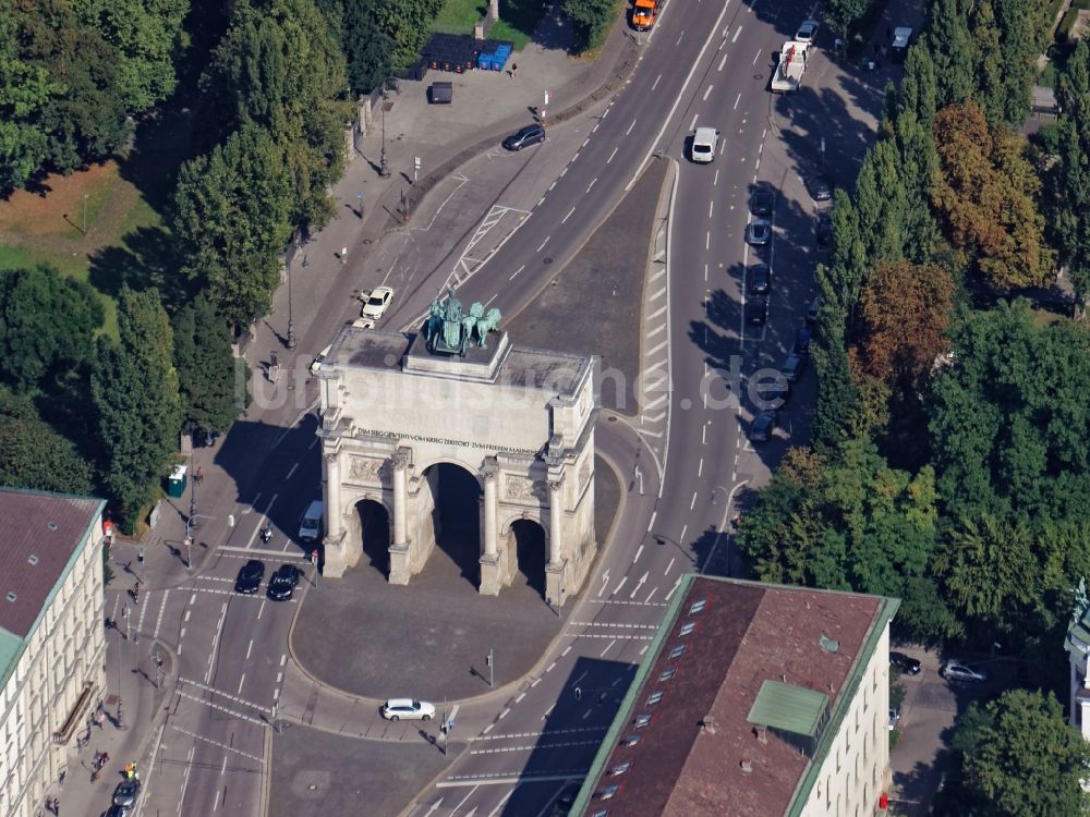 München von oben - Triumphbogen mit Quadriga des Siegestores an der Ludwigstraße und Leopoldstraße in München im Bundesland Bayern