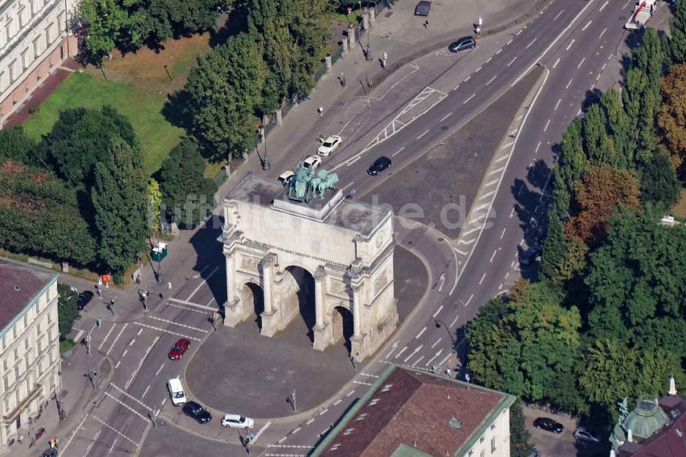 München aus der Vogelperspektive: Triumphbogen mit Quadriga des Siegestores an der Ludwigstraße und Leopoldstraße in München im Bundesland Bayern