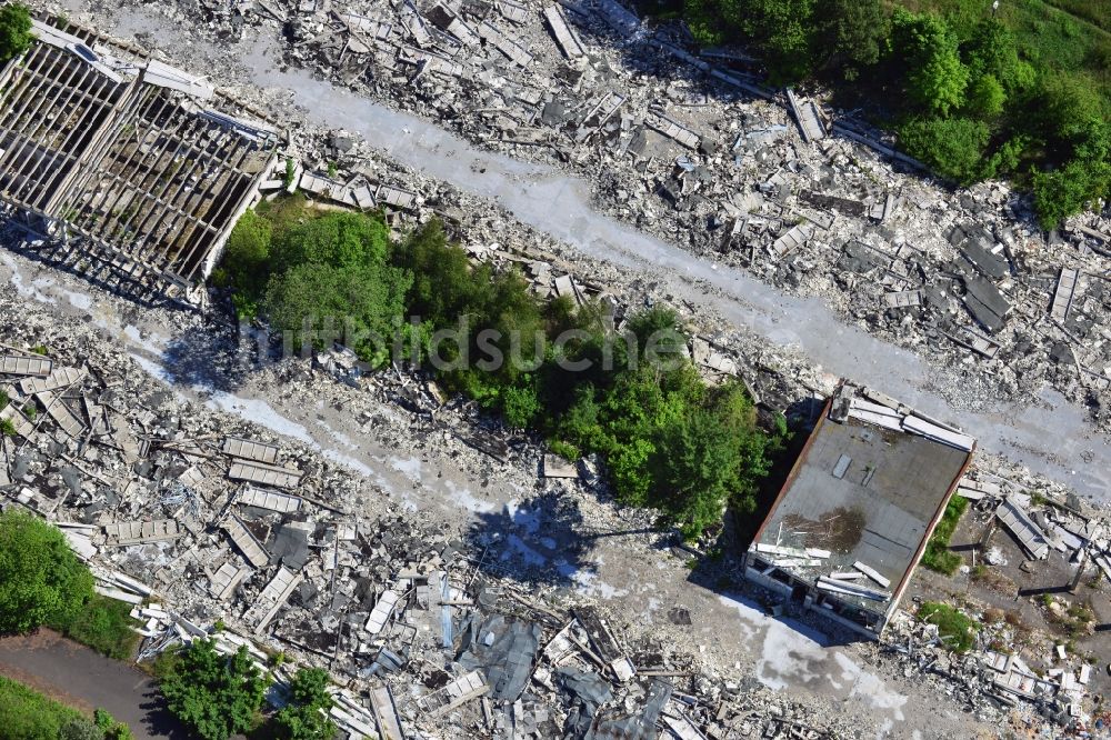 Luftaufnahme Schönow - Trümmer- Reste der abgerissenen Gebäude- Ruinen ehemaliger NVA Liegenschaften bei Schönow in Brandenburg