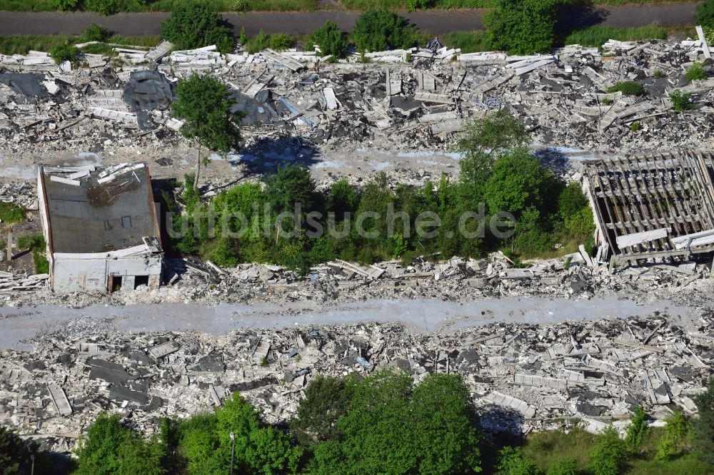 Luftaufnahme Schönow - Trümmer- Reste der abgerissenen Gebäude- Ruinen ehemaliger NVA Liegenschaften bei Schönow in Brandenburg