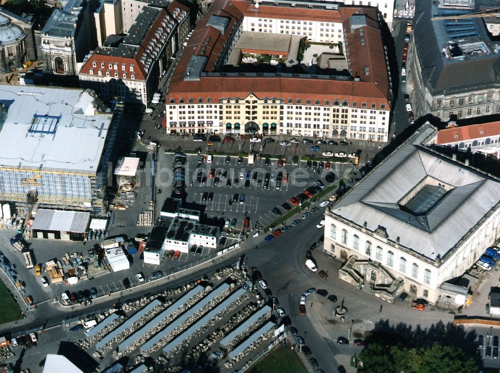 Luftaufnahme Dresden - Trümmerregale und Lagerflächen der rekonstruierten Frauenkirche am Neumarkt in der historischen Altstadt in Dresden im Bundesland Sachsen