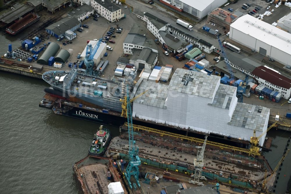 Hamburg von oben - Trockendock der Fr. Lürssen Werft GmbH & Co. KG mit dem Bundeswehr- Versorgungsschiff Berlin (A 1411) auf der Elbe in Hamburg