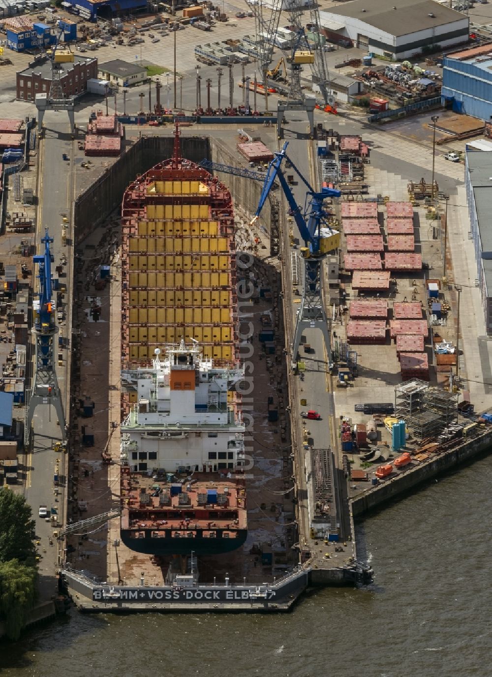 Hamburg aus der Vogelperspektive: Trockendock mit Schiffsrumpf auf dem Blohm und Voss Dock Elbe in Hamburg