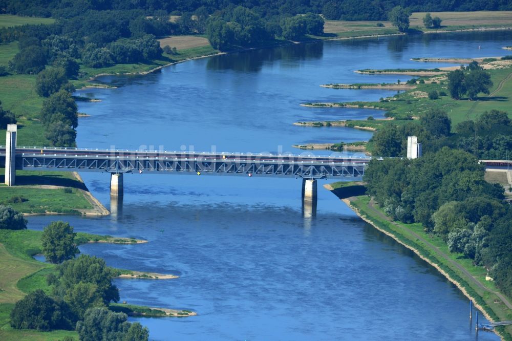 Hohenwarthe von oben - Trogbrücke vom Mittellandkanal über die Elbe zum Elbe-Havel-Kanal am Wasserstraßenkreuz MD bei Hohenwarthe in Sachsen-Anhalt