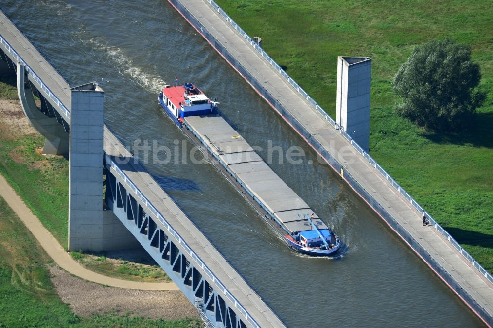 Luftaufnahme Hohenwarthe - Trogbrücke vom Mittellandkanal über die Elbe zum Elbe-Havel-Kanal am Wasserstraßenkreuz MD bei Hohenwarthe in Sachsen-Anhalt