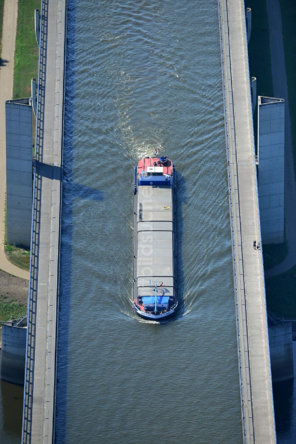 Hohenwarthe von oben - Trogbrücke vom Mittellandkanal über die Elbe zum Elbe-Havel-Kanal am Wasserstraßenkreuz MD bei Hohenwarthe in Sachsen-Anhalt