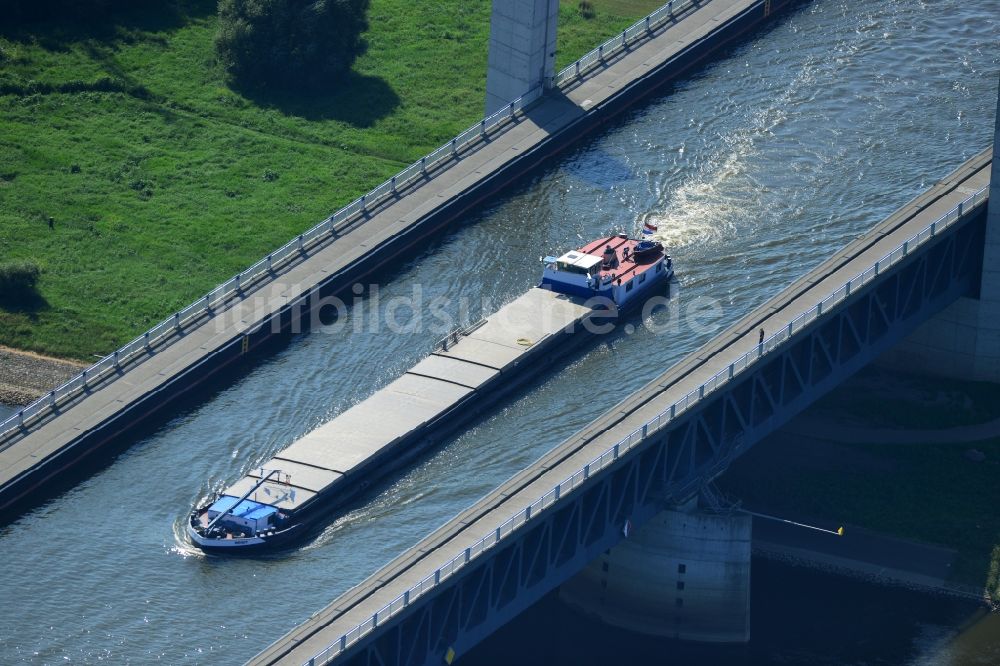 Hohenwarthe aus der Vogelperspektive: Trogbrücke vom Mittellandkanal über die Elbe zum Elbe-Havel-Kanal am Wasserstraßenkreuz MD bei Hohenwarthe in Sachsen-Anhalt