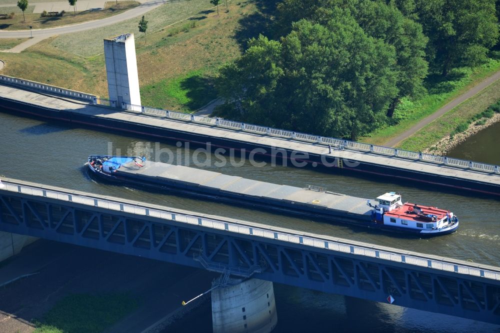 Hohenwarthe von oben - Trogbrücke vom Mittellandkanal über die Elbe zum Elbe-Havel-Kanal am Wasserstraßenkreuz MD bei Hohenwarthe in Sachsen-Anhalt