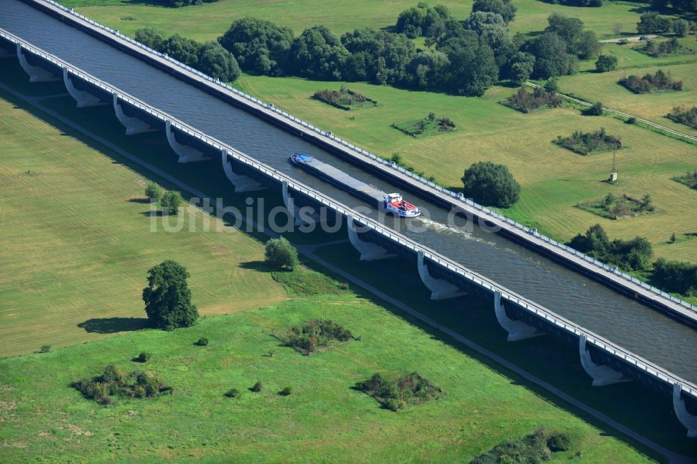 Hohenwarthe von oben - Trogbrücke vom Mittellandkanal über die Elbe zum Elbe-Havel-Kanal am Wasserstraßenkreuz MD bei Hohenwarthe in Sachsen-Anhalt