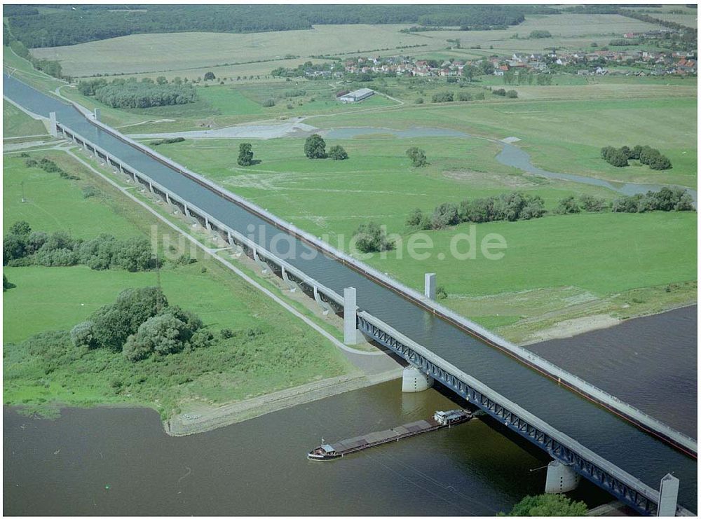 Hohenwarthe aus der Vogelperspektive: Trogbrücke vom Mittellandkanal über die Elbe zum Elbe-Havel-Kanal am Wasserstraßenkreuz MD bei Hohenwarthe in Sachsen-Anhalt