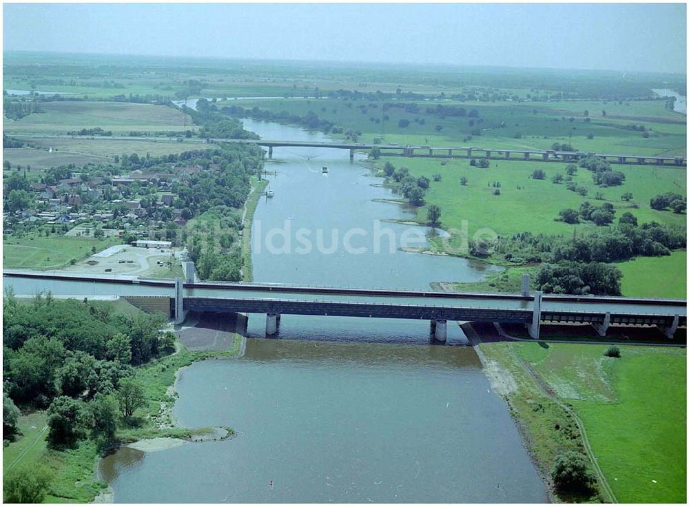 Hohenwarthe aus der Vogelperspektive: Trogbrücke vom Mittellandkanal über die Elbe zum Elbe-Havel-Kanal am Wasserstraßenkreuz MD bei Hohenwarthe in Sachsen-Anhalt