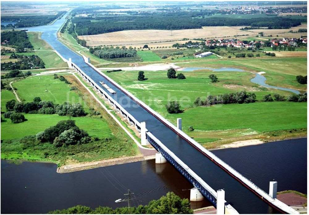 Hohenwarthe von oben - Trogbrücke vom Mittellandkanal über die Elbe zum Elbe-Havel-Kanal am Wasserstraßenkreuz MD bei Hohenwarthe in Sachsen-Anhalt