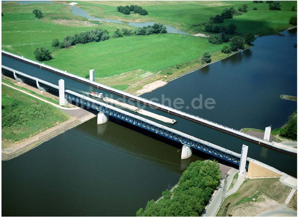 Hohenwarthe von oben - Trogbrücke vom Mittellandkanal über die Elbe zum Elbe-Havel-Kanal am Wasserstraßenkreuz MD bei Hohenwarthe in Sachsen-Anhalt