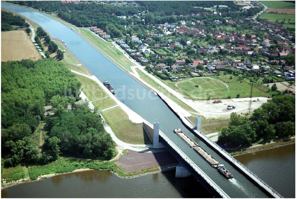 Hohenwarthe aus der Vogelperspektive: Trogbrücke vom Mittellandkanal über die Elbe zum Elbe-Havel-Kanal am Wasserstraßenkreuz MD bei Hohenwarthe in Sachsen-Anhalt