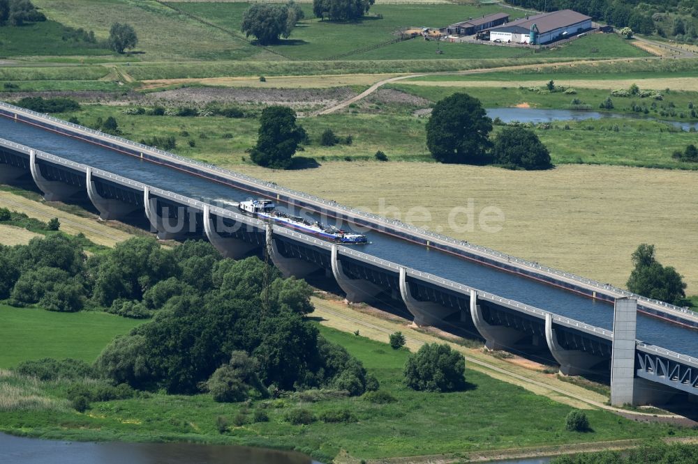 Hohenwarthe aus der Vogelperspektive: Trogbrücke am Wasserstraßenkreuz MD bei Hohenwarthe in Sachsen-Anhalt