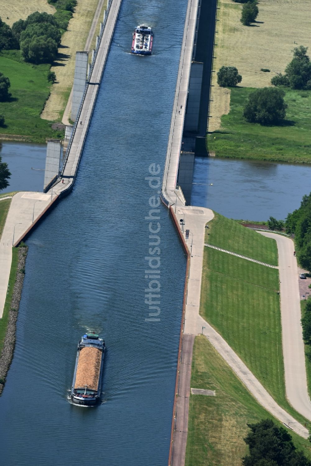 Hohenwarthe von oben - Trogbrücke am Wasserstraßenkreuz MD bei Hohenwarthe in Sachsen-Anhalt