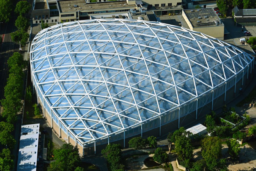 Leipzig von oben - Tropenhalle Gondwanaland im Zoo in Leipzig im Bundesland, Sachsen