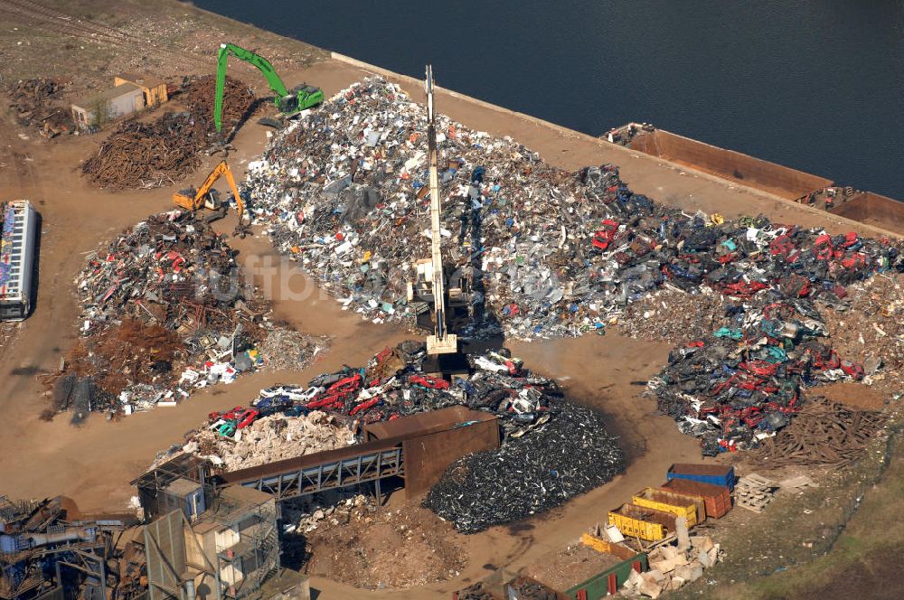 Magdeburg aus der Vogelperspektive: TSR Recycling GmbH & Co. KG im Hafen von Magdeburg