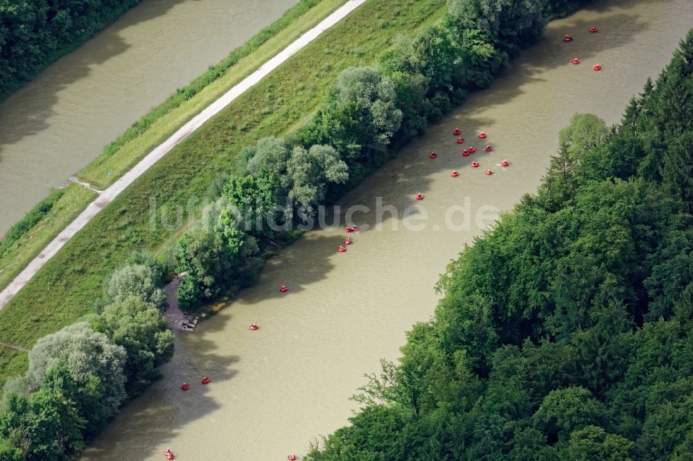 Luftbild Pullach im Isartal - Tubing Wassersport Ausflug auf der Isar nahe Grünwald im Bundesland Bayern