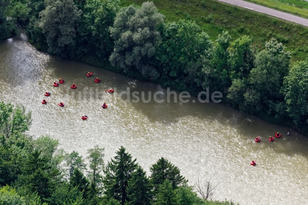 Luftaufnahme Pullach im Isartal - Tubing Wassersport Ausflug auf der Isar nahe Grünwald im Bundesland Bayern