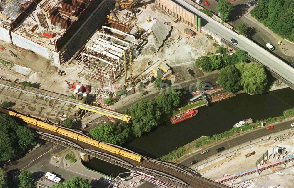 Luftbild Berlin - Kreuzberg - Tunneleinbruch am Logistikzentrum zum Potsdamer Platz / Schöneberger Ufer in Berlin - Kreuzberg.