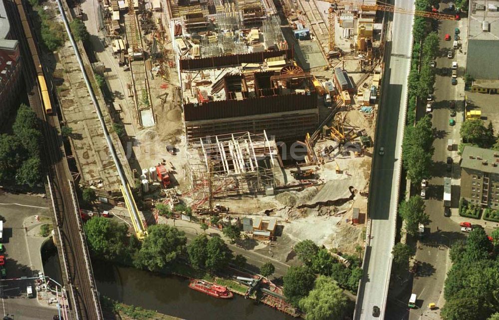 Luftaufnahme Berlin - Kreuzberg - Tunneleinbruch am Logistikzentrum zum Potsdamer Platz / Schöneberger Ufer in Berlin - Kreuzberg.