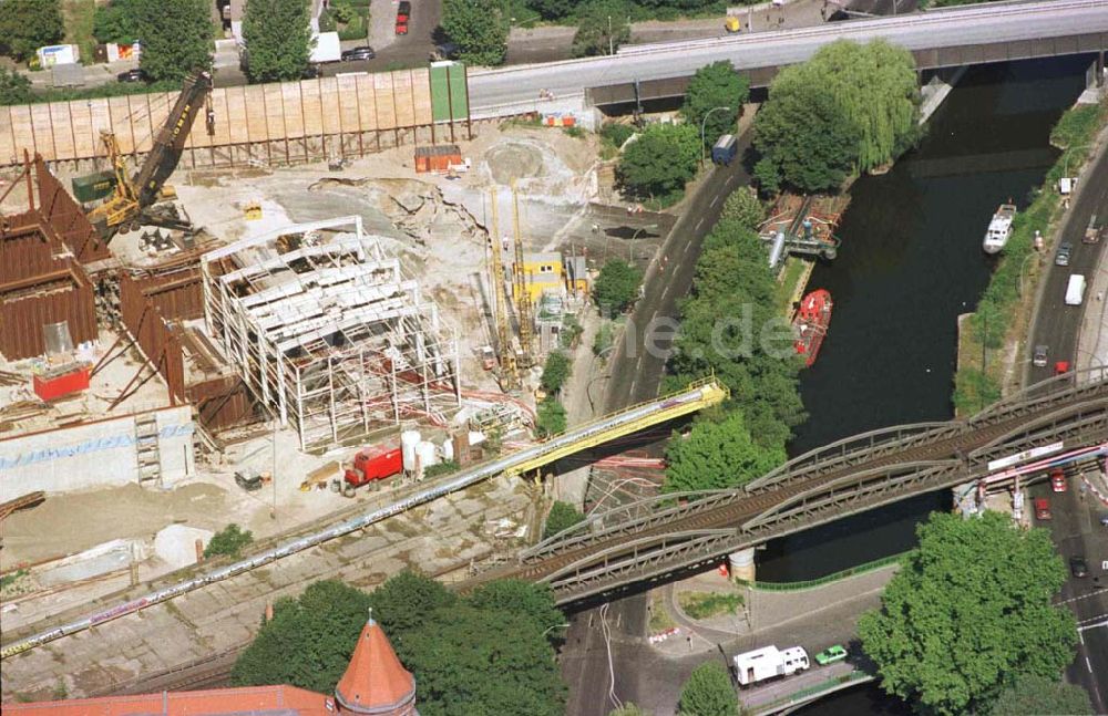 Berlin - Kreuzberg aus der Vogelperspektive: Tunneleinbruch am Logistikzentrum zum Potsdamer Platz / Schöneberger Ufer in Berlin - Kreuzberg.