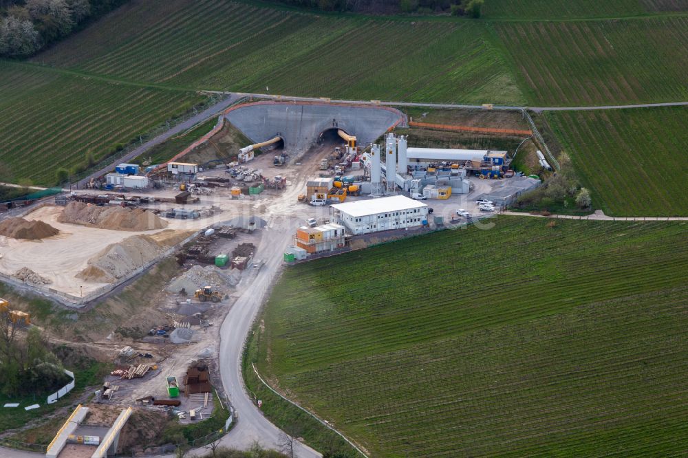 Bad Bergzabern aus der Vogelperspektive: Tunnelportal der Baustelle für den Astrid-Tunnel zur Unterquerung und Ortsumgehung im Zuge der B 427 in Bad Bergzabern im Bundesland Rheinland-Pfalz, Deutschland