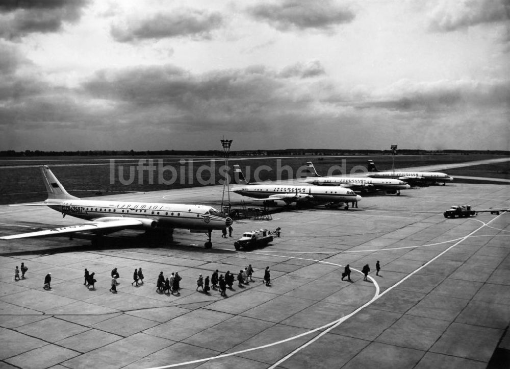 SCHÖNEFELD von oben - Tupolew Tu-104 (NATO-Codename: ?Camel?) an der Vorstartlinie des Flughafens Schönefeld